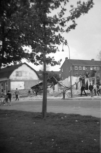 853567 Gezicht op enkele huizen in de Oude Pijlsweerdstraat te Utrecht tijdens de sloop.